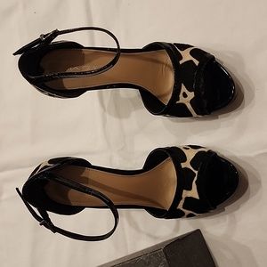 Via Spiga Iris open toe heel size 7 1/2, black patent giraffe print